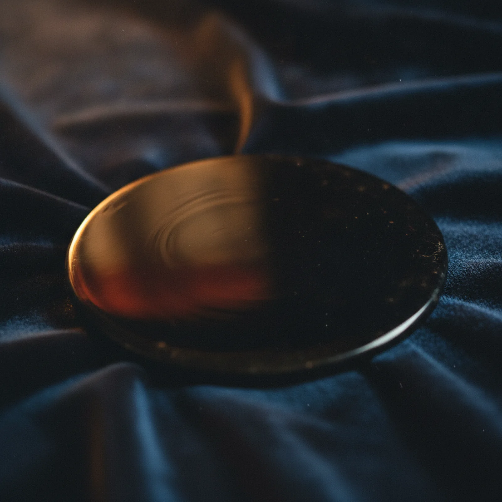 Pierre d'obsidienne noire polie sur velours sombre